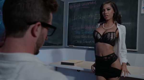 Порно видео Занятия с сексуальной учительницей. Gia Milana 