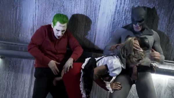 Порно видео Харли Квин развлекается с Джокером и Бетменом.  
