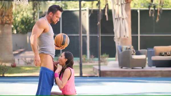 Порно видео Johnny Castle трахает брюнетку Ariana Marie на баскетбольном поле. Johnny Castle, Ariana Marie 