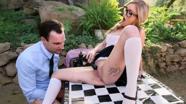 Порно видео Она играет в шахматы с профессором. Kali Roses 