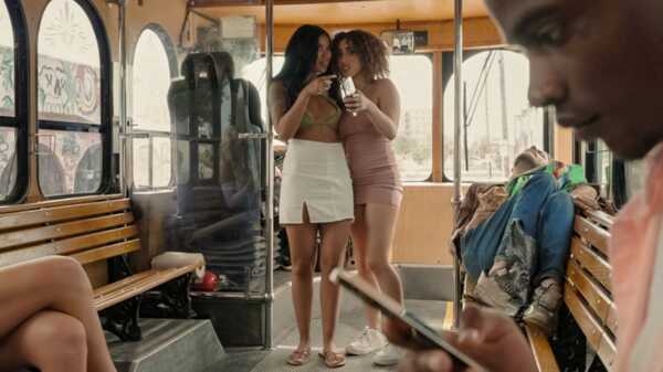 Порно видео Публичный тройничок в автобусе Kira Perez, Ameena Green, Damion Dayski Realitykings