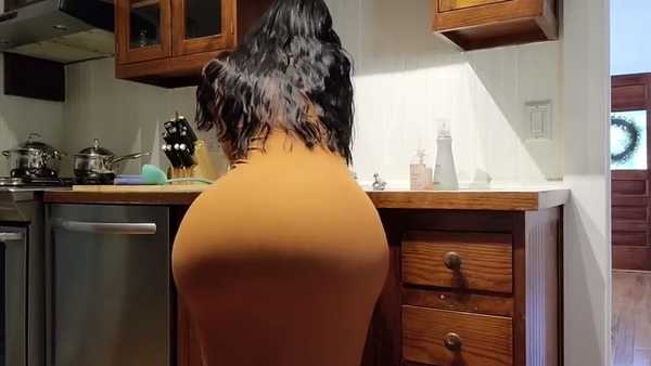 Порно видео Мачеха попросила помощи на кухне. Crystal Lust 