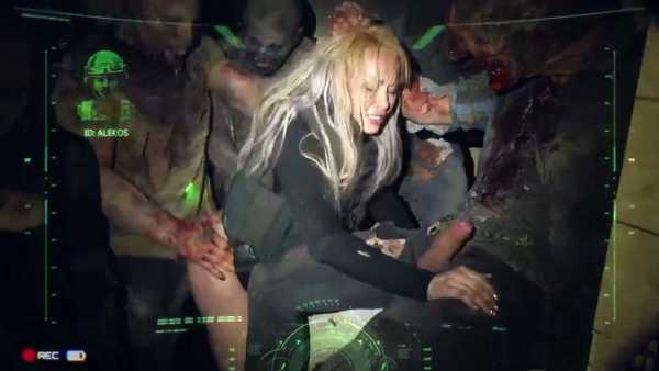 Порно видео Зомби трахали блондинку по очереди.  